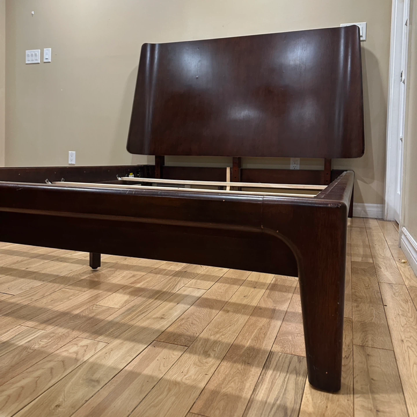 MCM Style Queen Size Solid Wood Sleigh Bed (CAN DELIVER) - photo 3