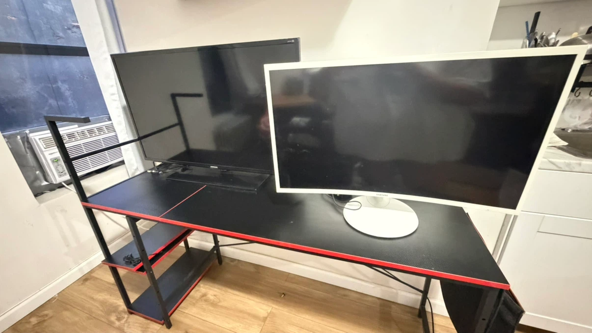 Black gaming desk / Samsung tv/ Samsung screen