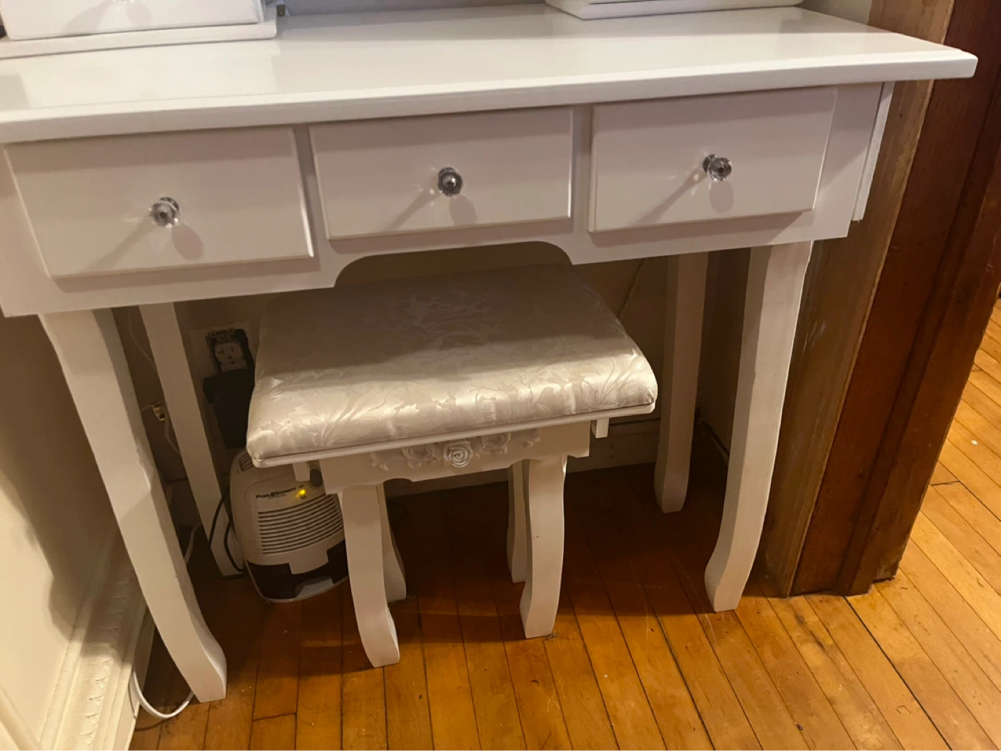 White Vanity Set with Lighted Mirror and Stool - photo 5