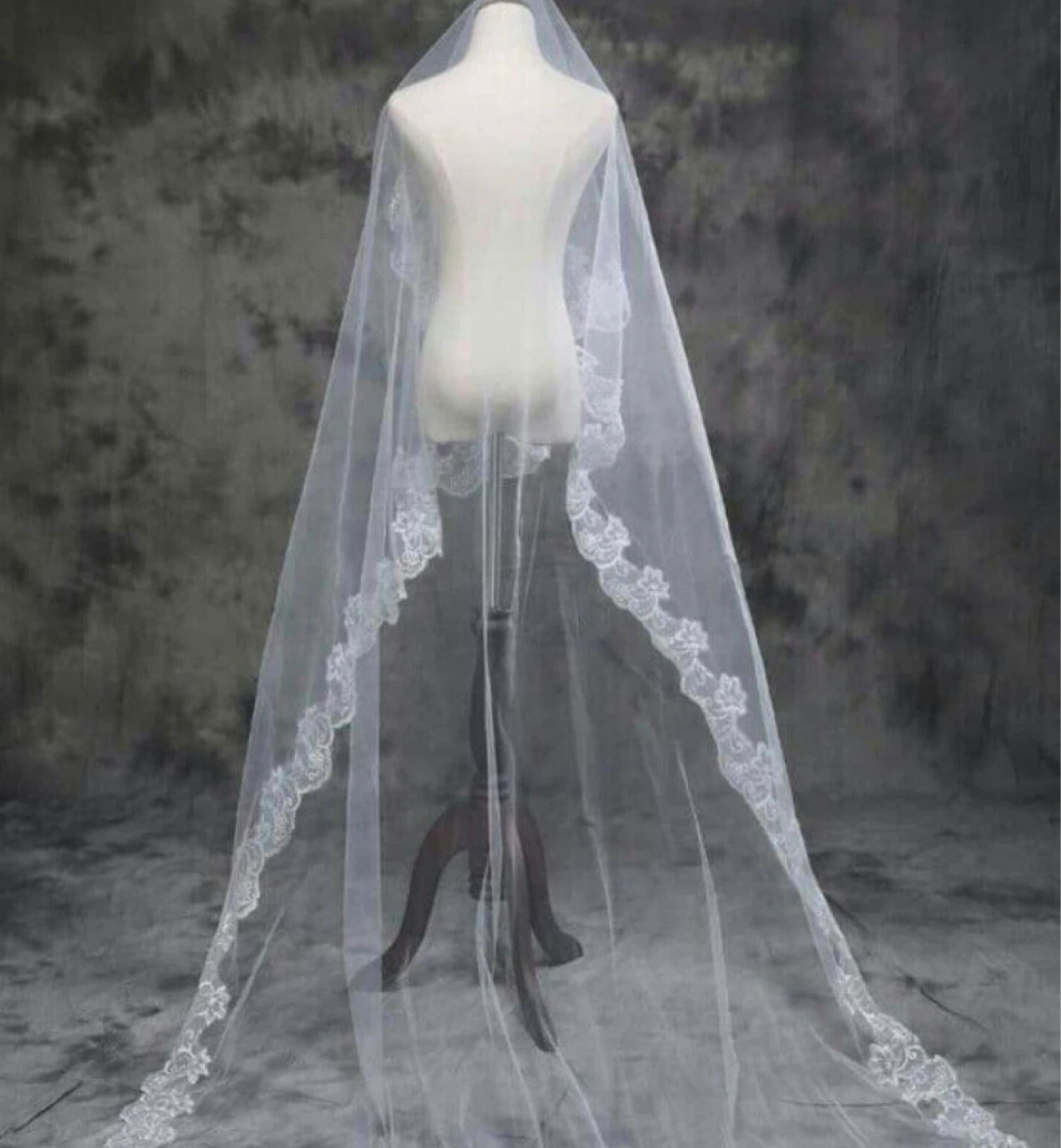 White Lace Trim Bridal Veil - photo 3
