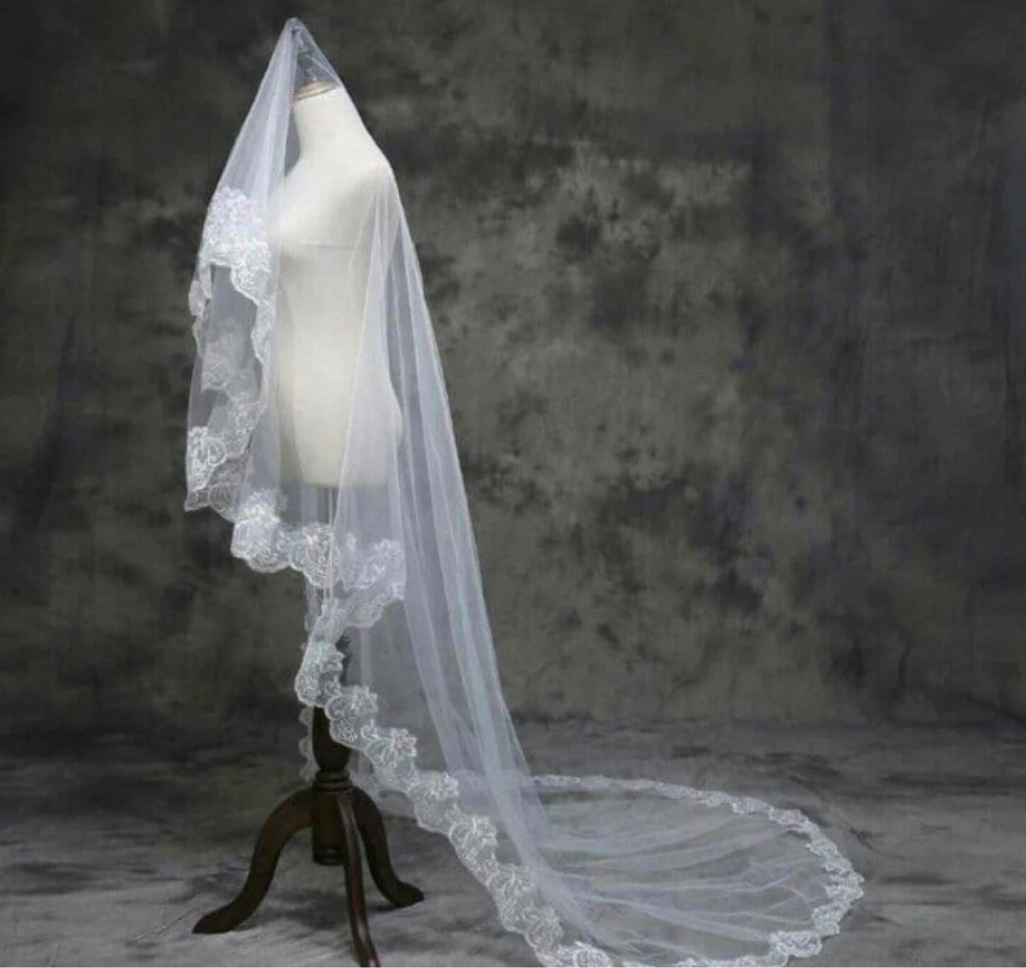 White Lace Trim Bridal Veil - photo 2