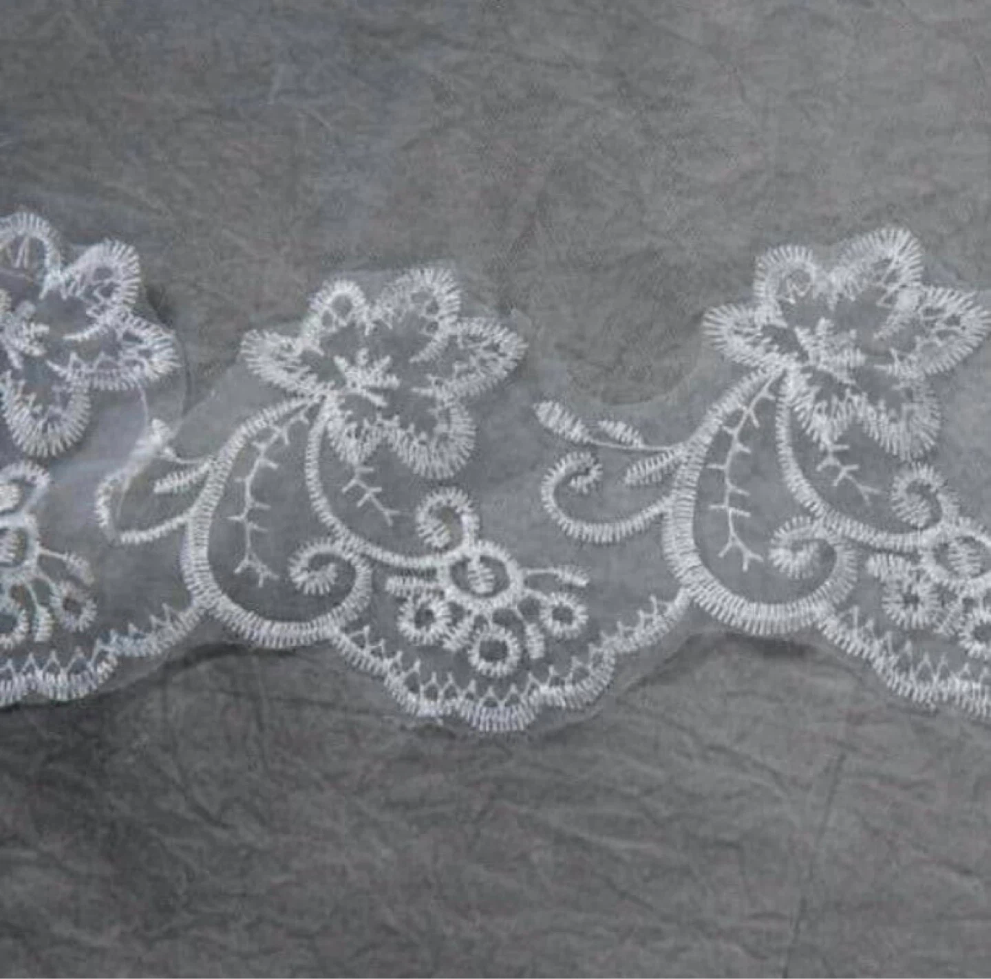 White Lace Trim Bridal Veil - photo 4