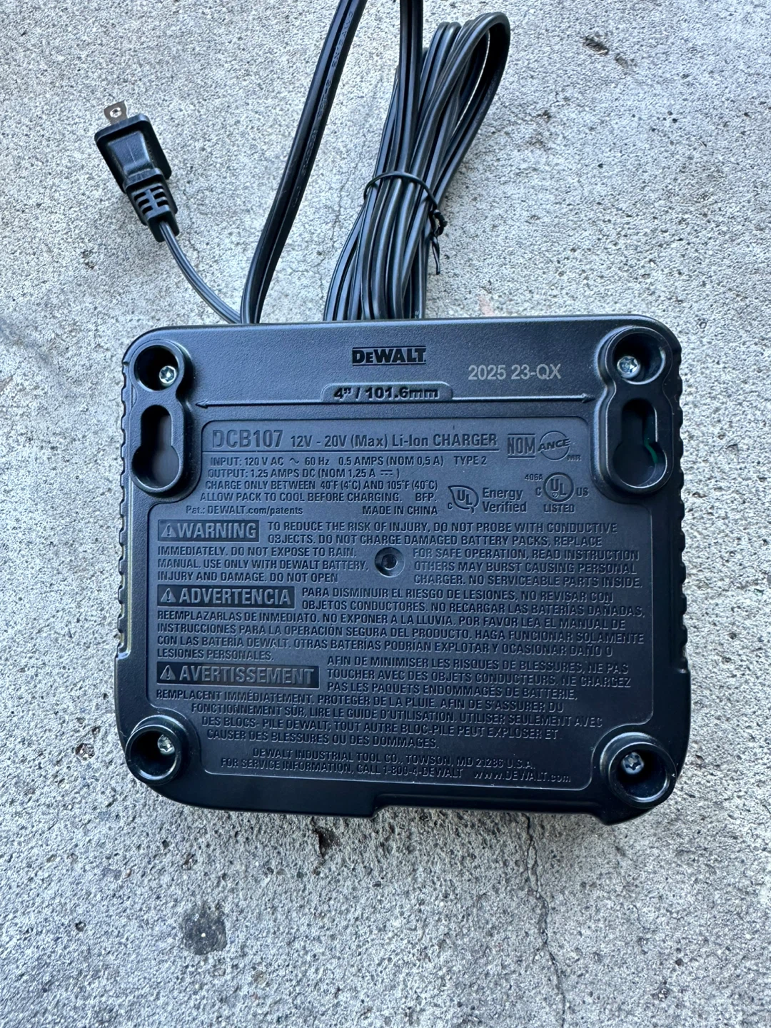 DeWalt DCB107 12V/20V MAX Lithium Ion Battery Charger - photo 2