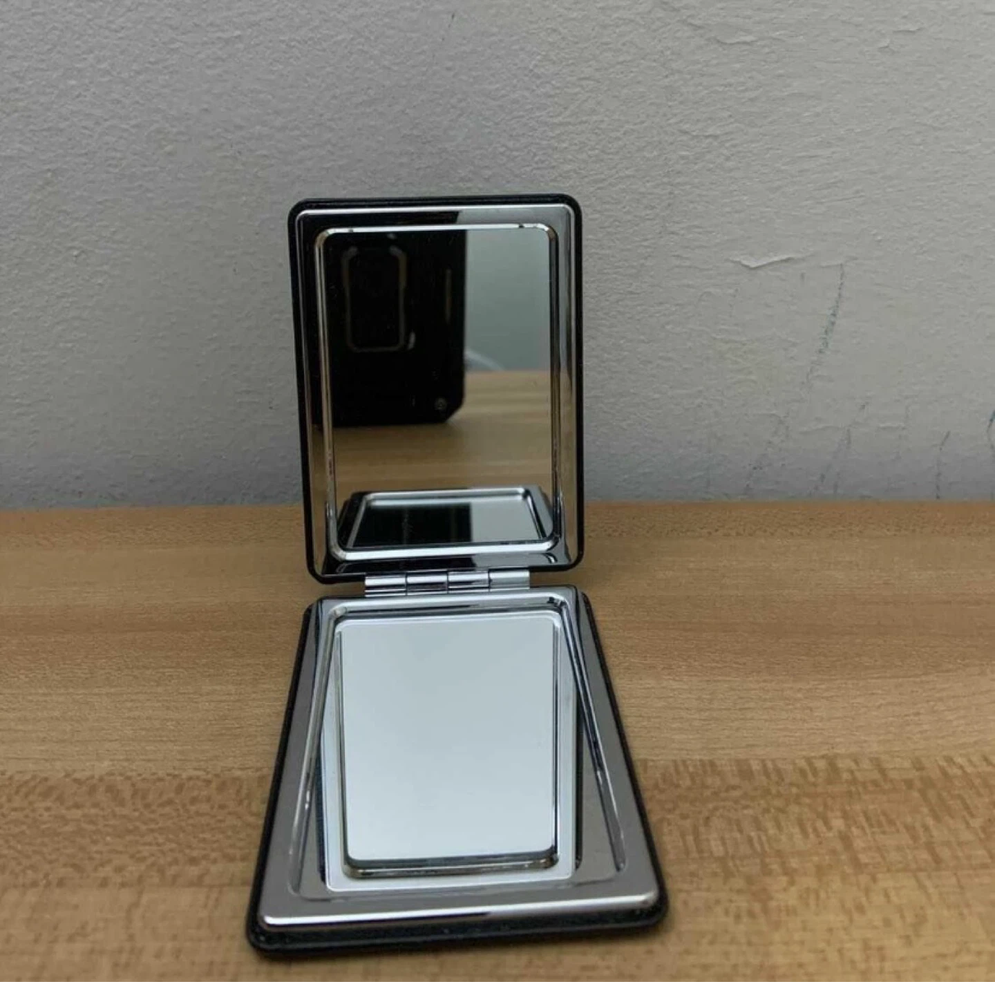Portable Compact Mirror Black Case Distortion Free Like New - photo 4