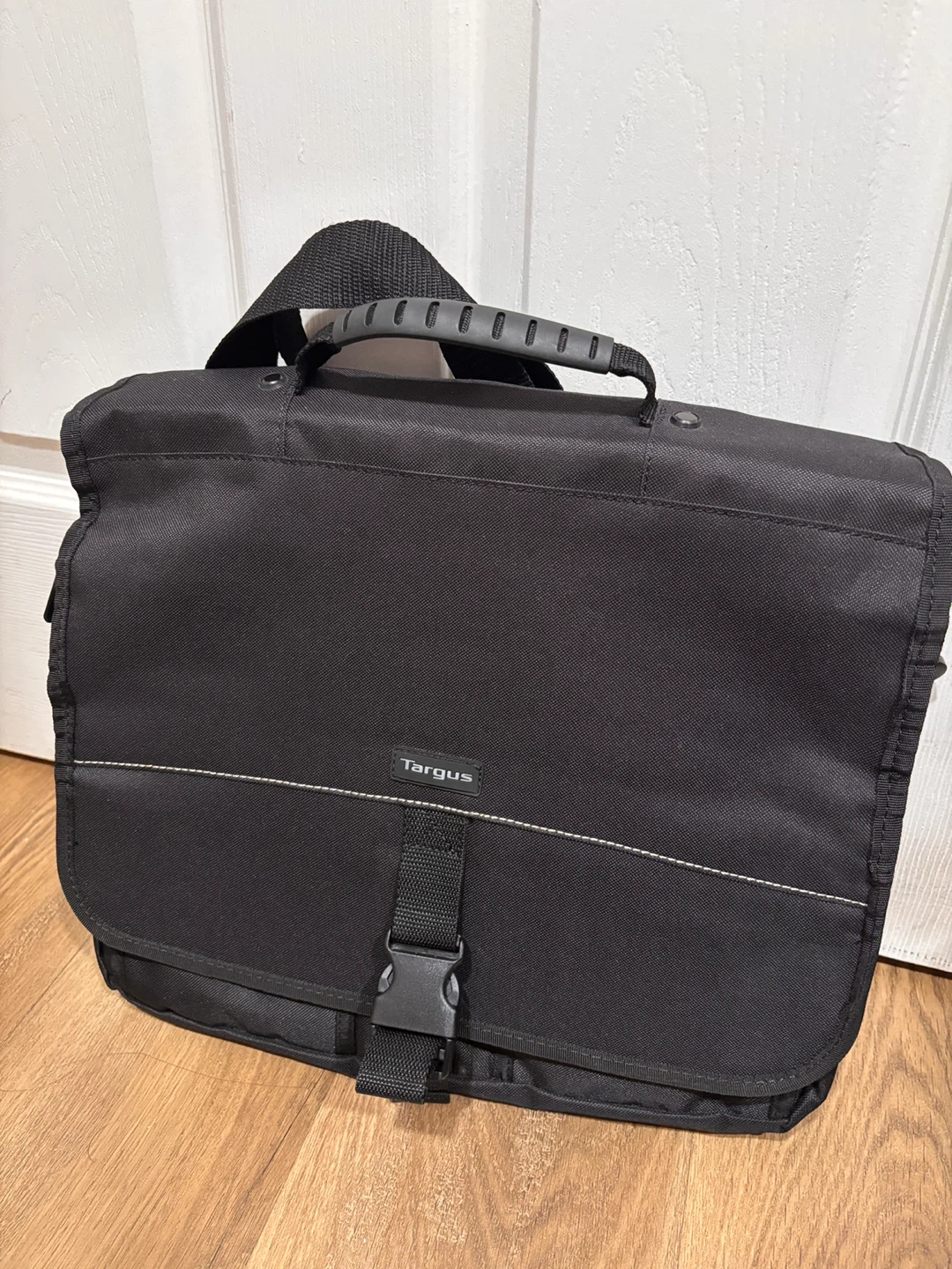 Targus Black Messenger Bag