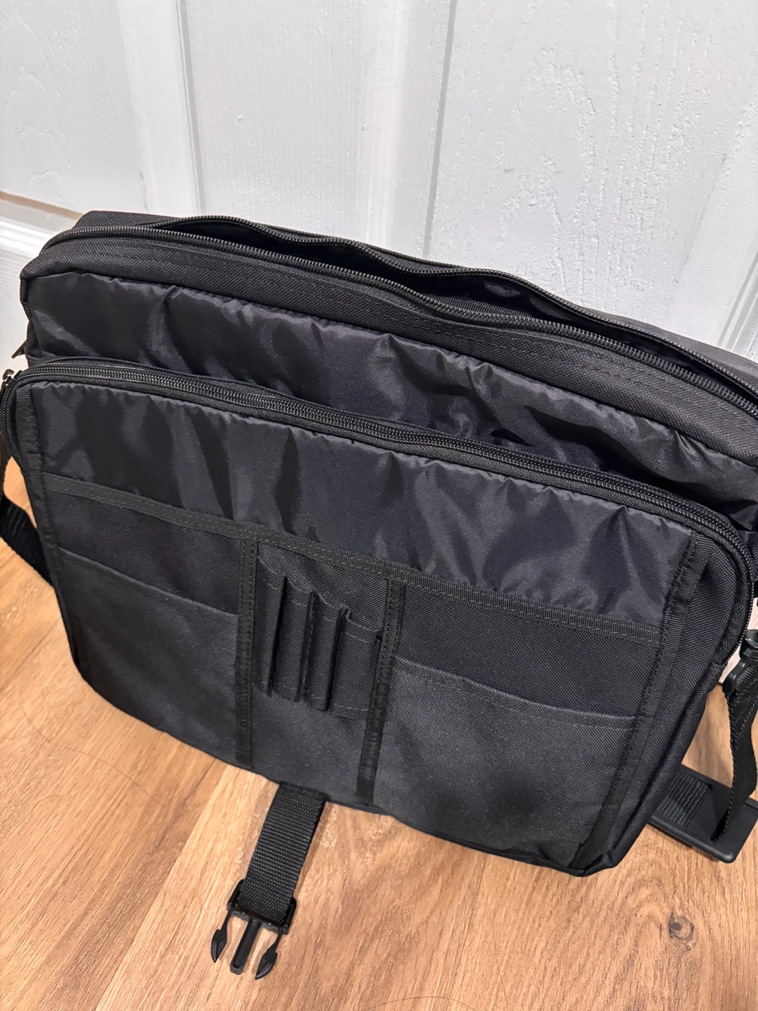 Targus Black Messenger Bag - photo 2