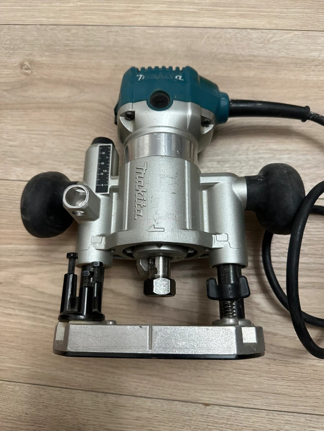 Makita RT0700C Compact Router - photo 4