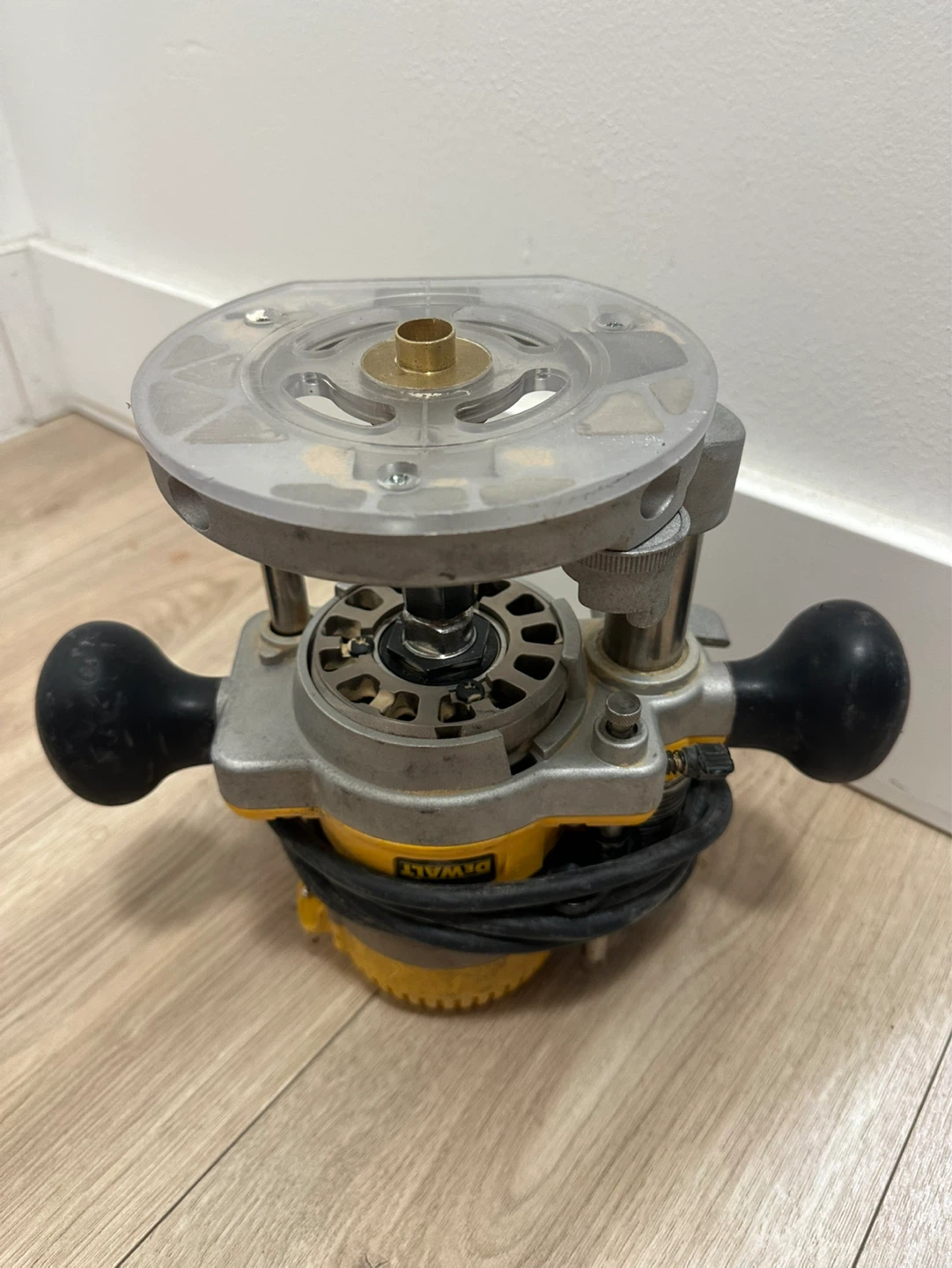 DEWALT DW616 Router - photo 5