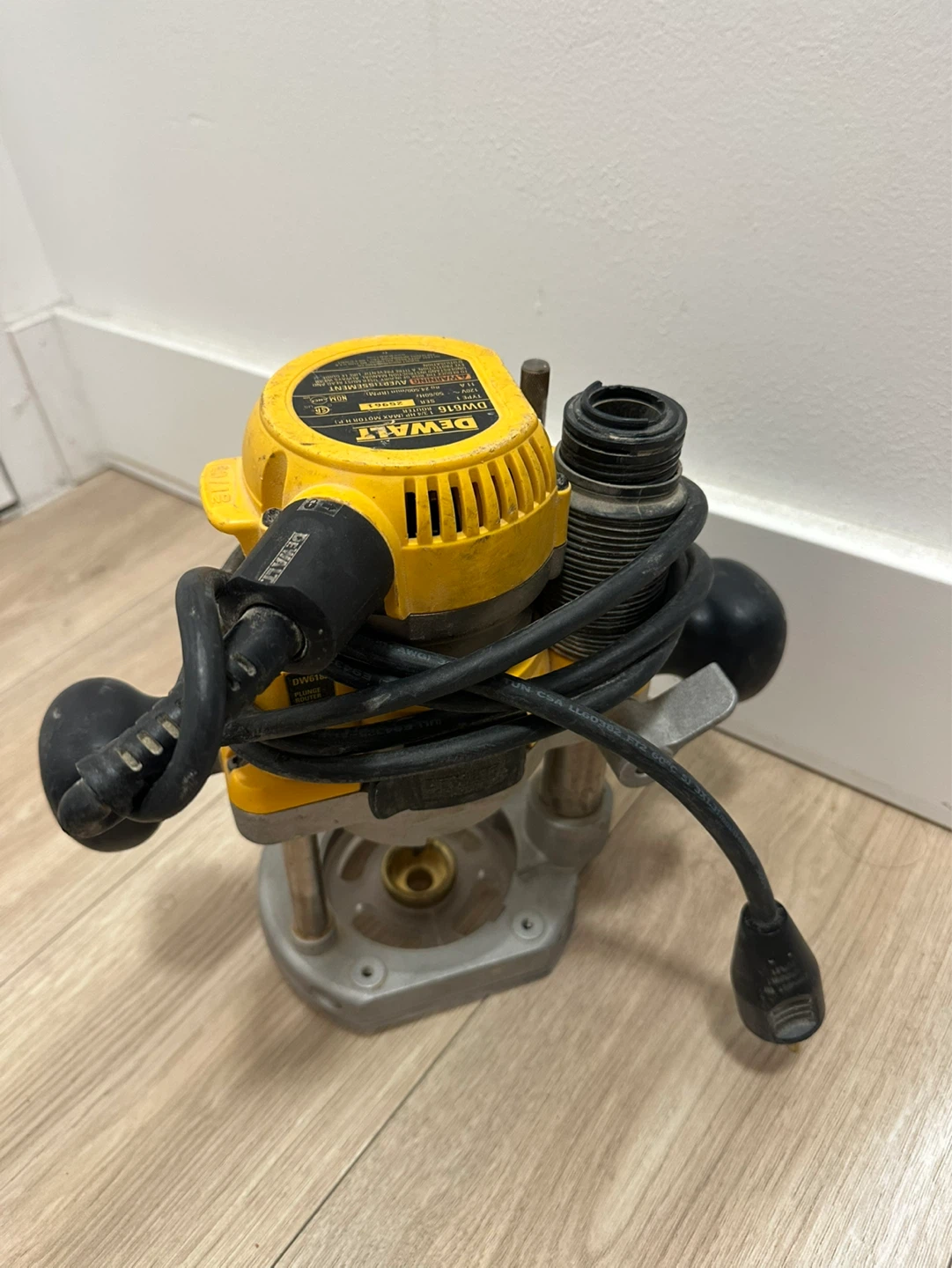 DEWALT DW616 Router - photo 3