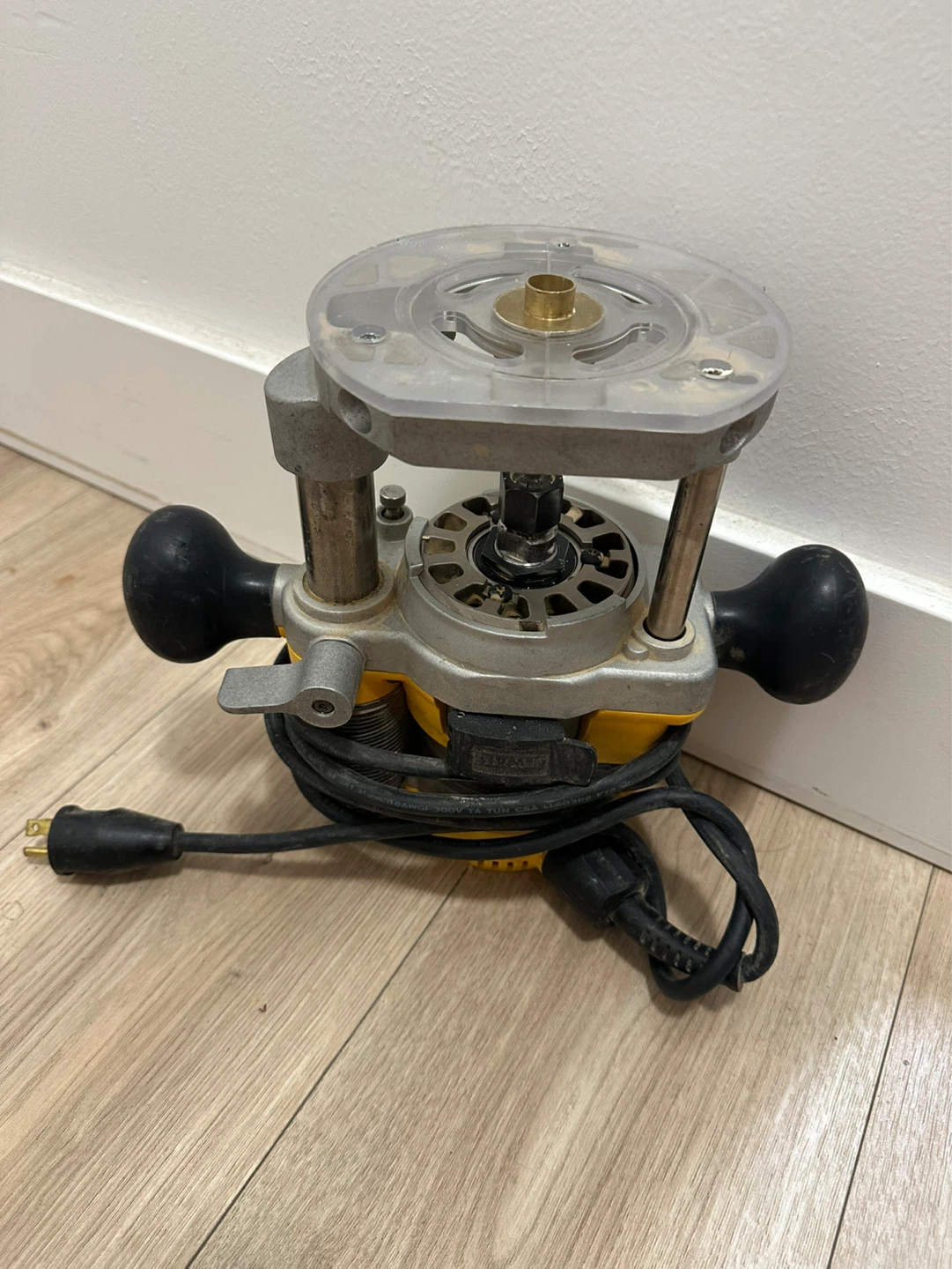 DEWALT DW616 Router - photo 4
