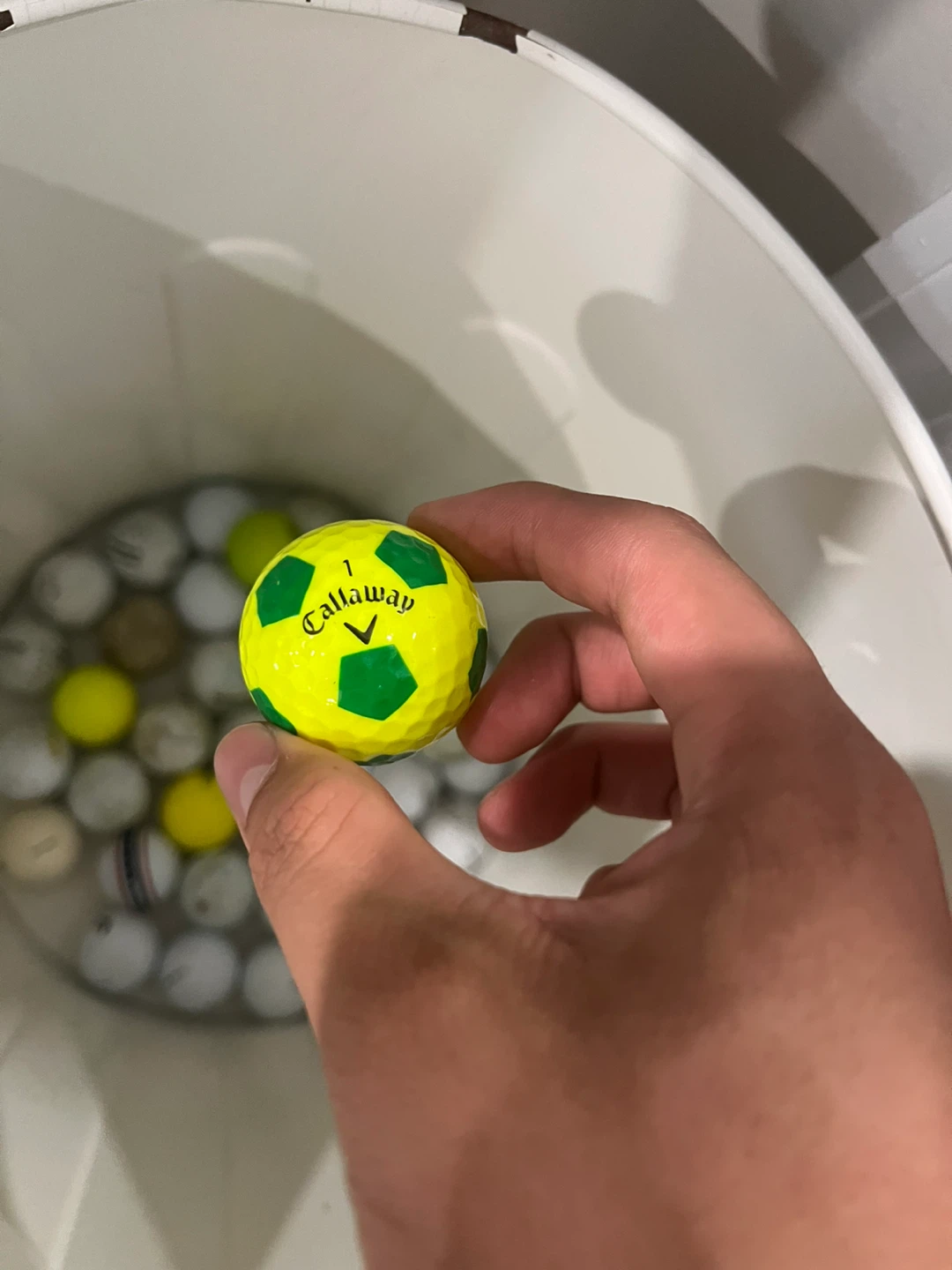 Randomly assorted golf balls