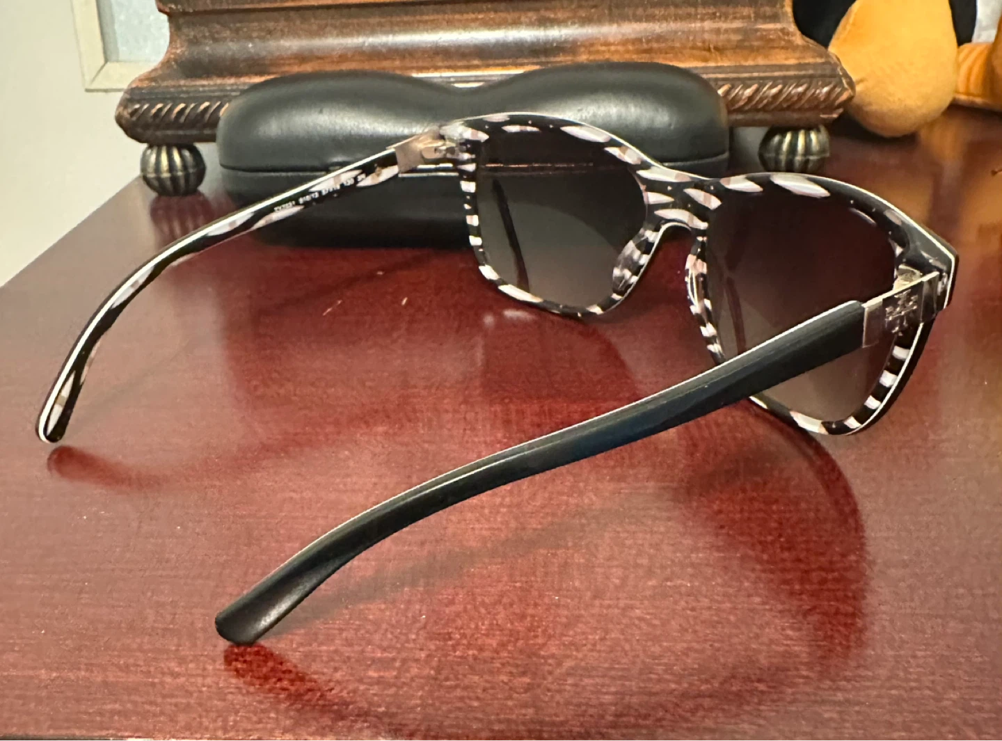 $50-Tory Burch Sunglasses like new - photo 3