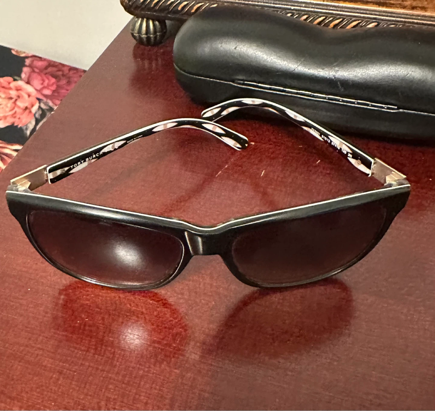 $50-Tory Burch Sunglasses like new - photo 4