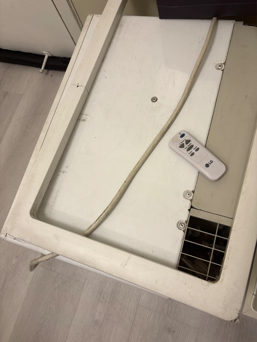 LG Window Air Conditioner LT1036CERY7 - photo 3