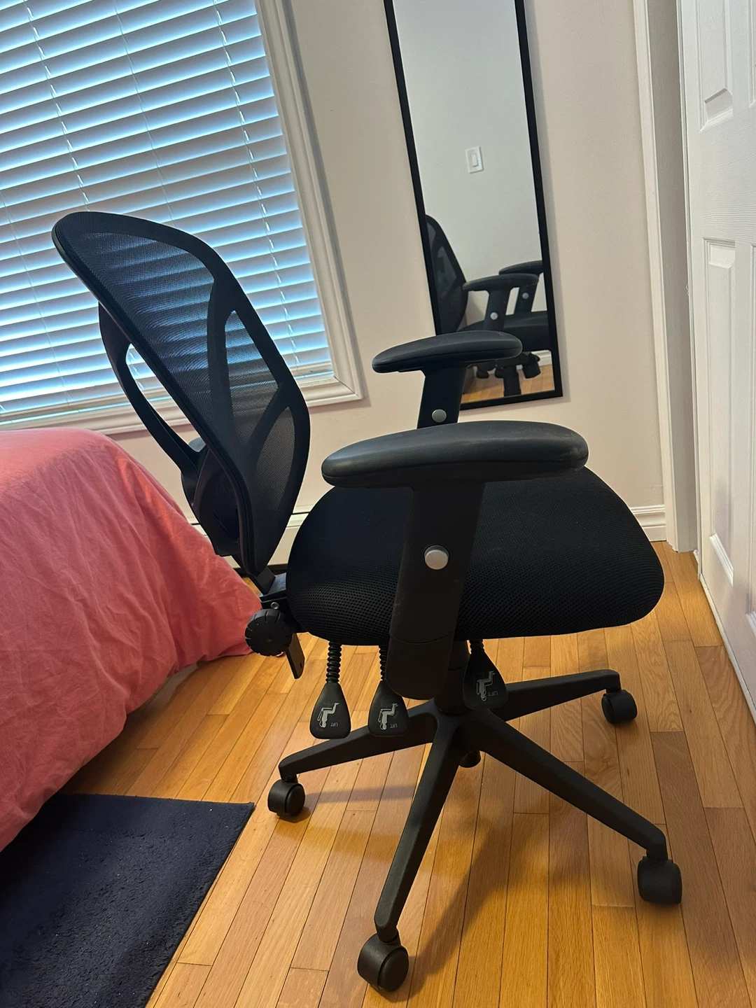 Black Mesh Office Chair - photo 2