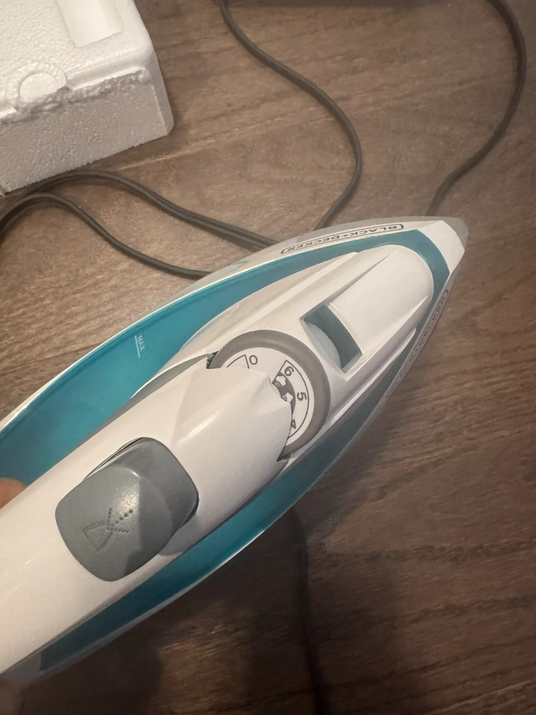 BLACK+DECKER Light 'n Easy Steam Iron - photo 3