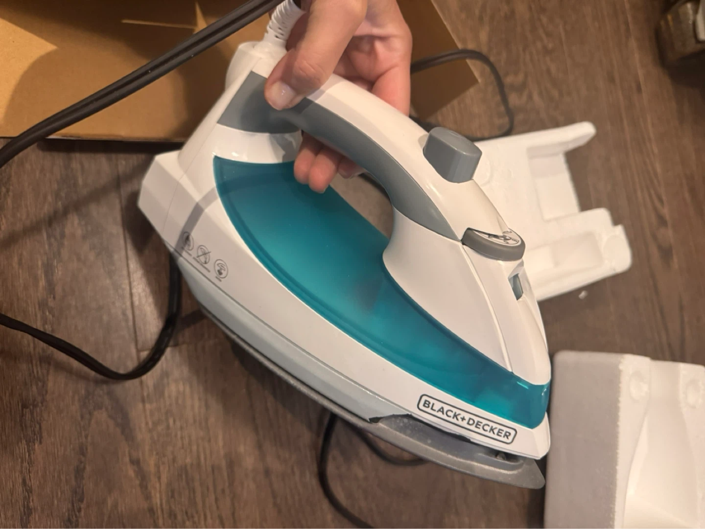 BLACK+DECKER Light 'n Easy Steam Iron - photo 2