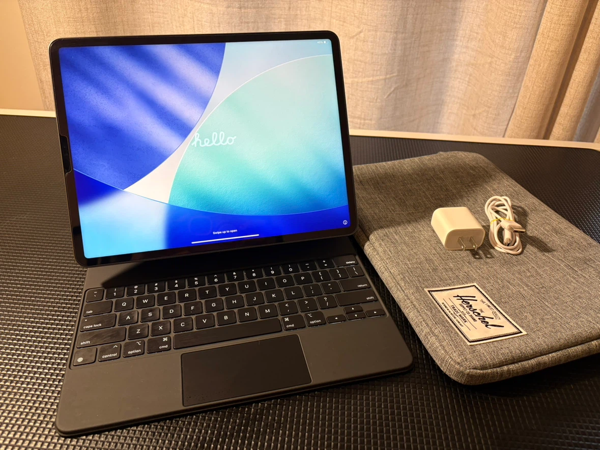 Apple iPad Pro with Magic Keyboard and Charger - photo 2