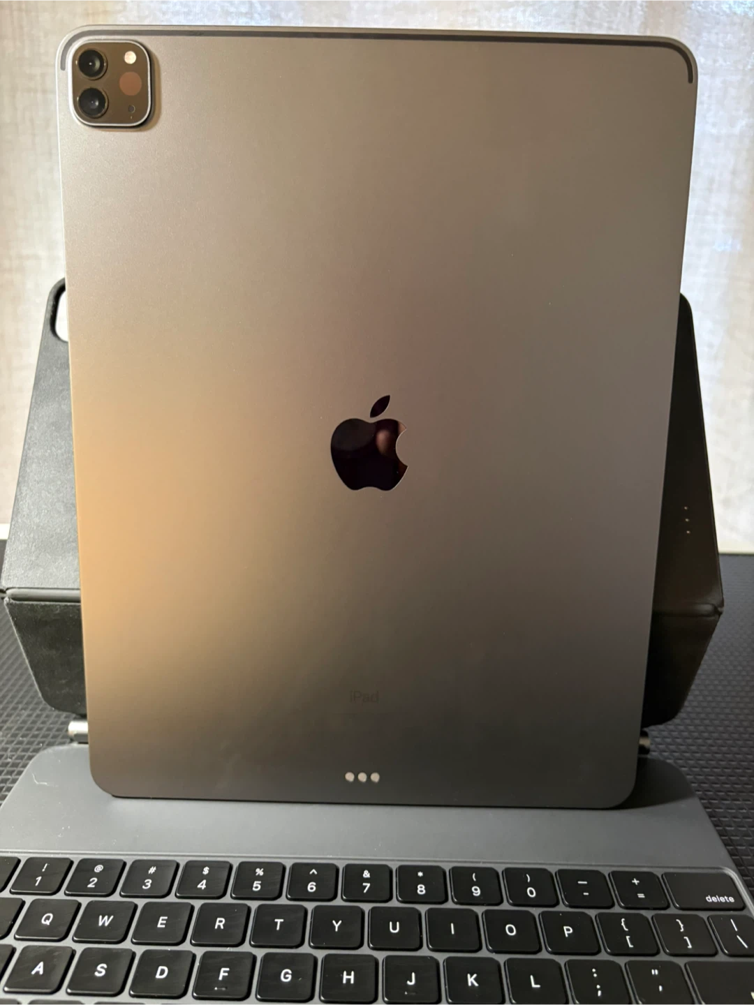 Apple iPad Pro with Magic Keyboard and Charger - photo 3