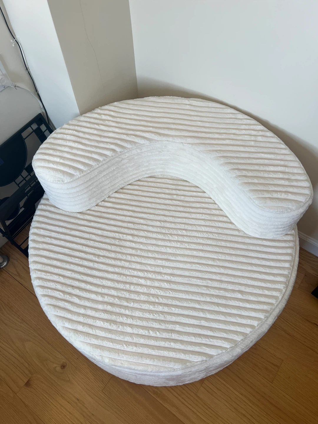 White round accent chair - photo 2