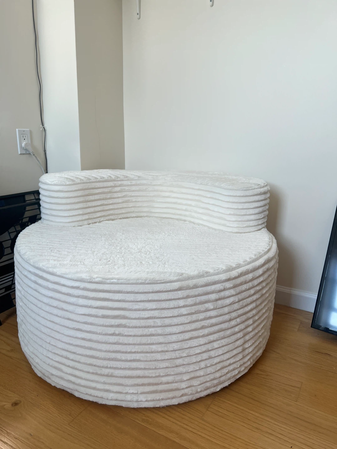 White round accent chair - photo 3