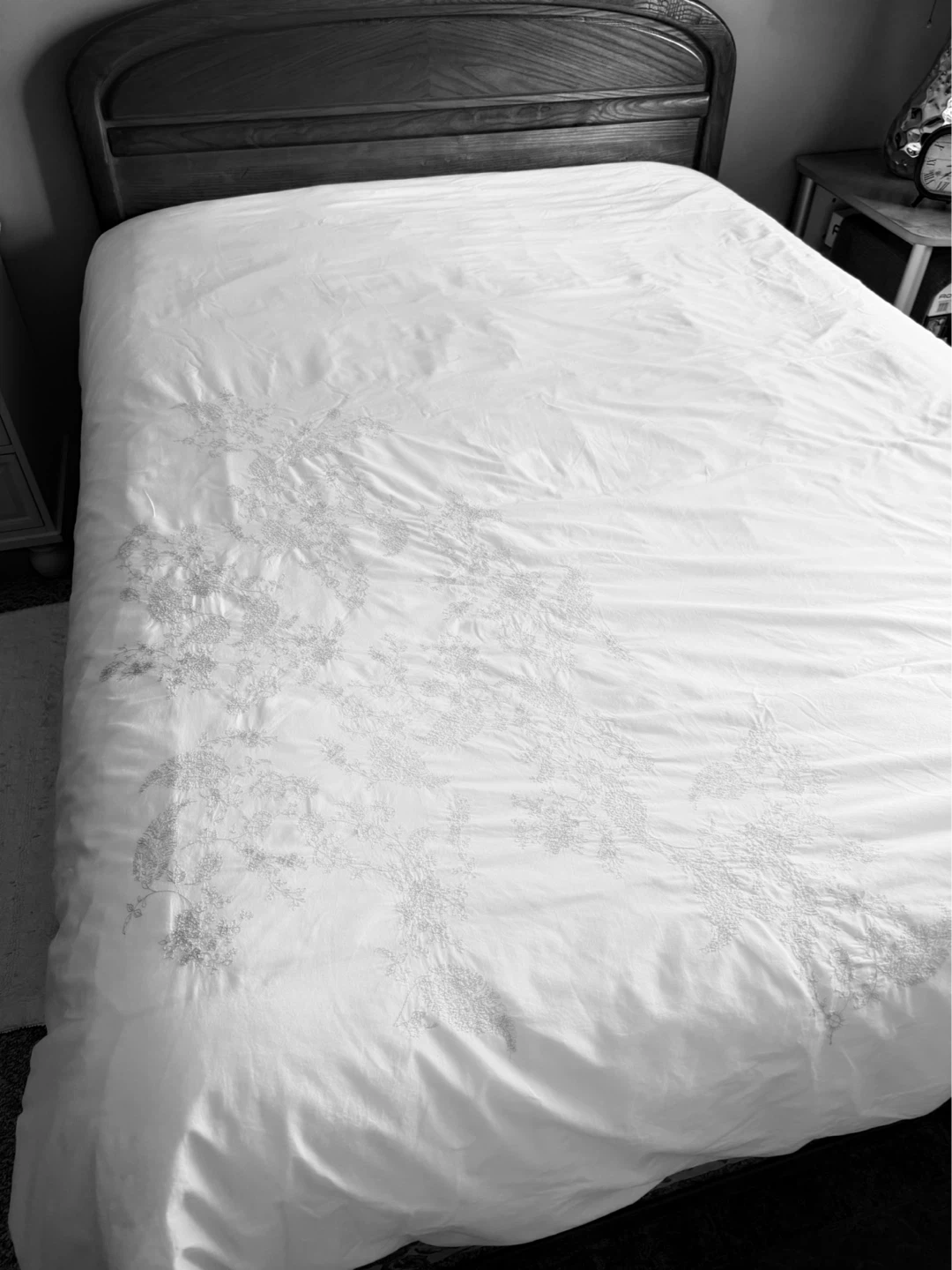 Queen size 100% cotton white duvet cover with gold detail