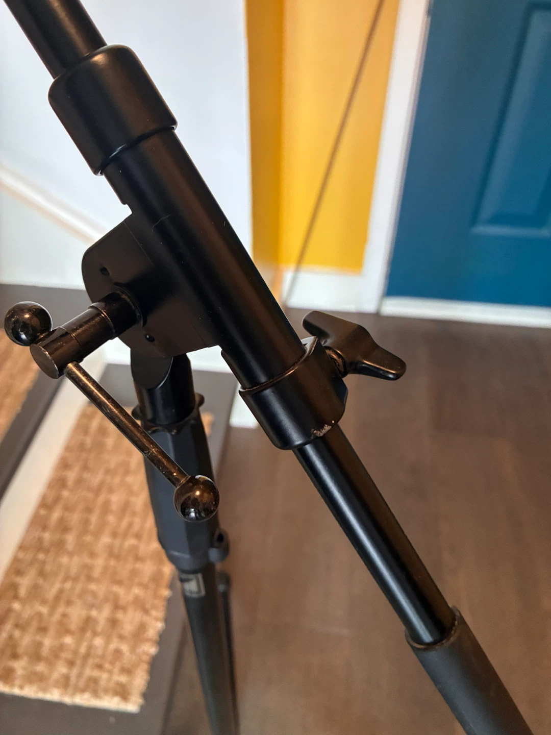 Yorkville mic stand with w mic mount and metal pop filter - photo 3