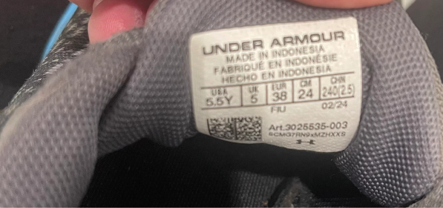 Boys Under Armour Running Shoes - Brand new condition - photo 2