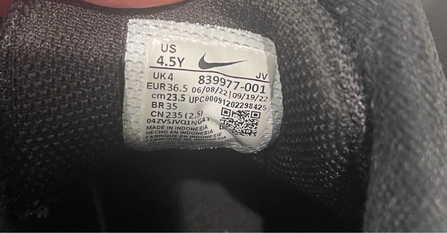 Boys Nike Running Shoes Size 4.5Y New Condition - photo 2
