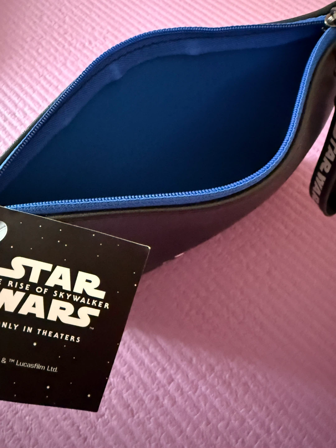 NEW✨ Star Wars The Rise of Skywalker Pouch with Earplugs - photo 3