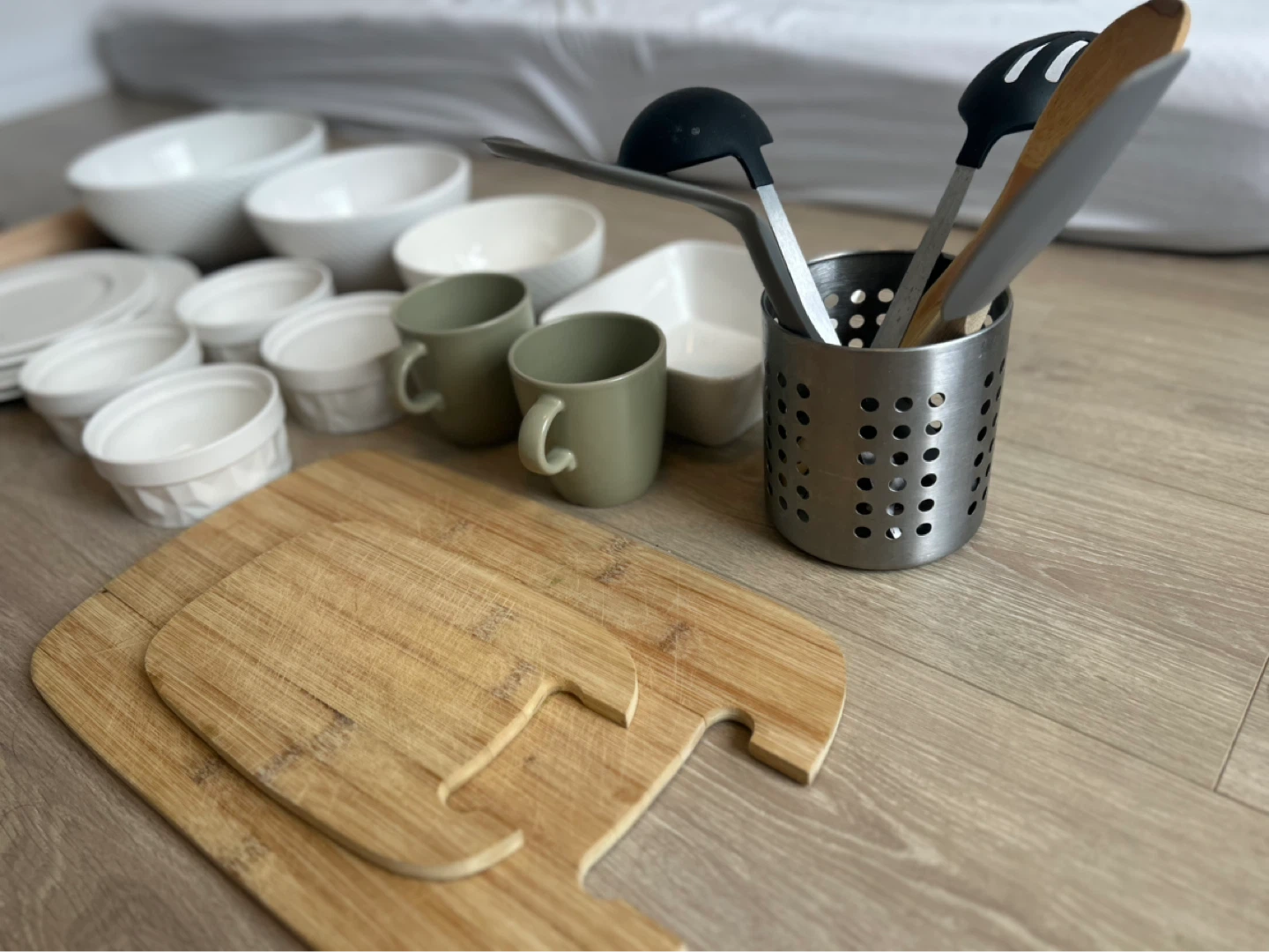 Moving Sale - Assorted Kitchenware Set - photo 3