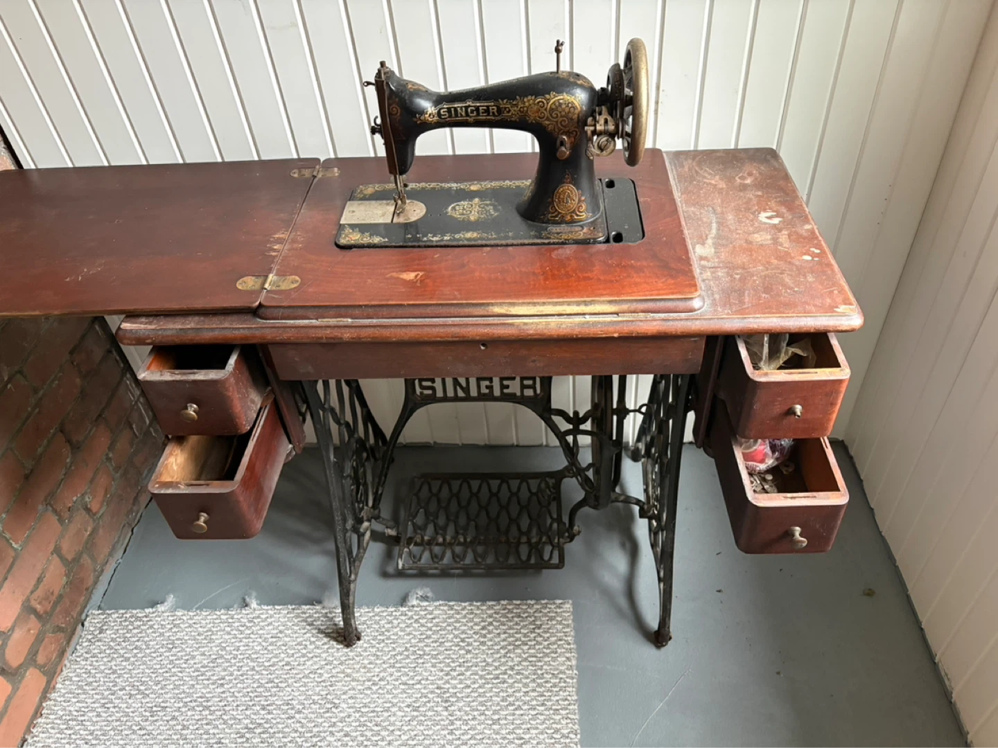 Vintage Singer Sewing Machine with Cabinet - photo 3