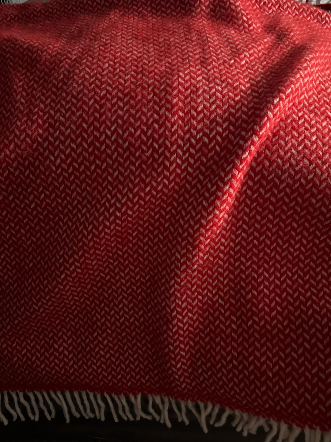 Red and White Herringbone Throw Blanket - photo 2