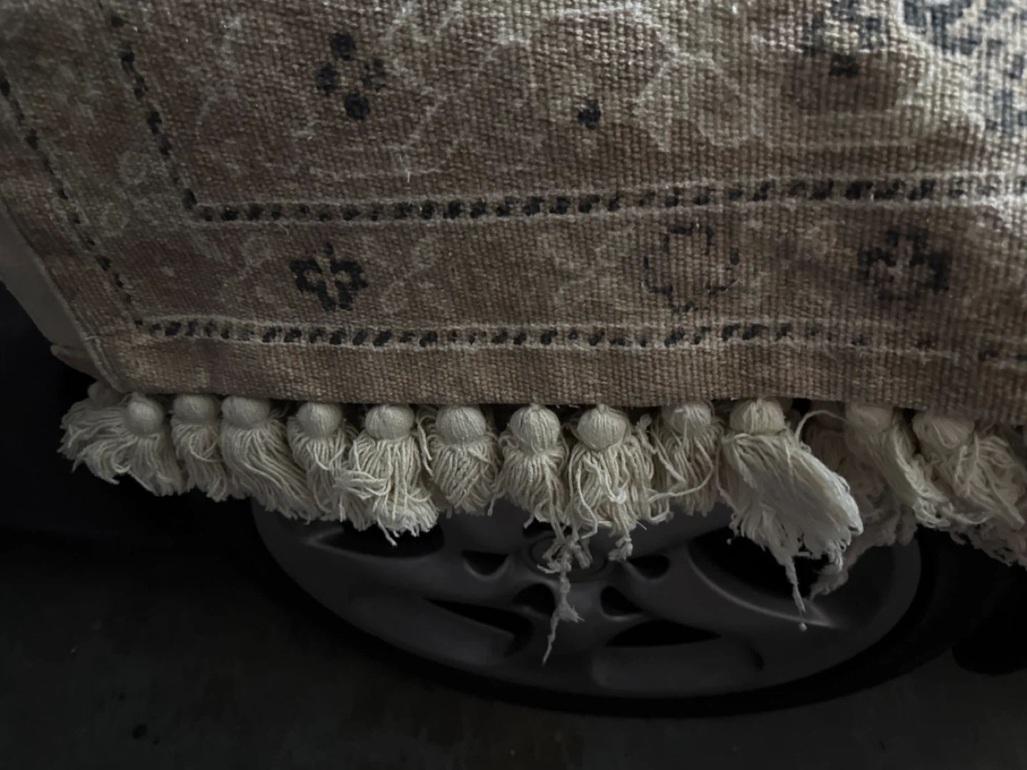 Decorative Rug with Tassels - photo 3