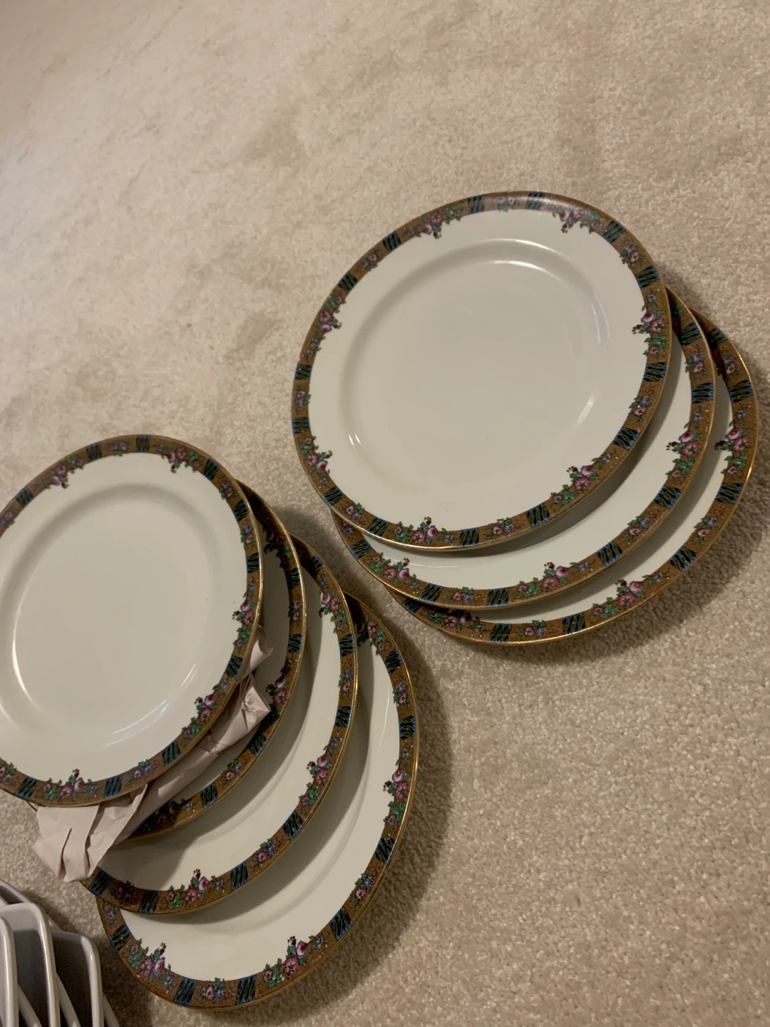 Set of 6 Plates with Decorative Rim and 6 White Square Plates - photo 3