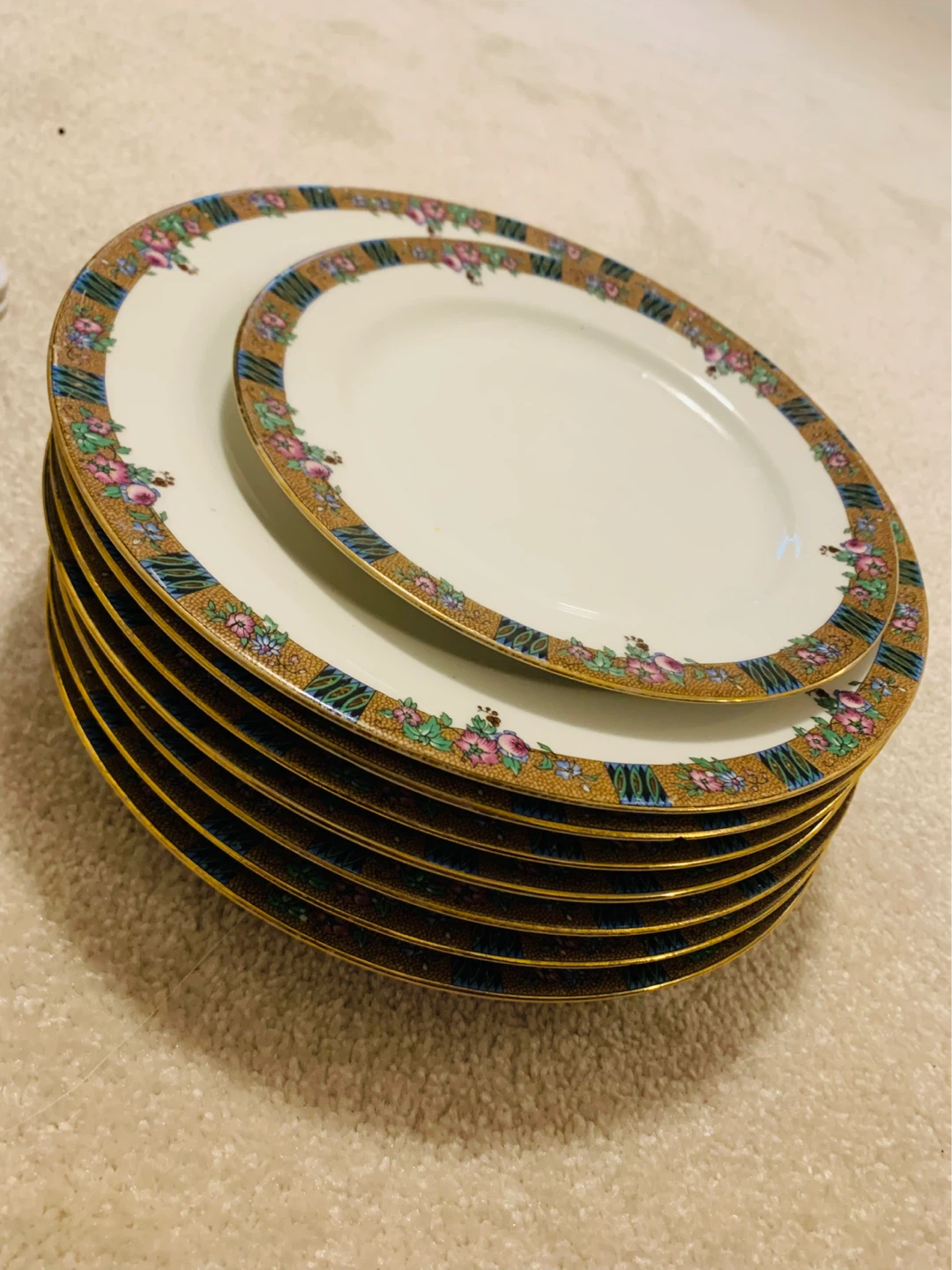 Set of 6 Plates with Decorative Rim and 6 White Square Plates - photo 4