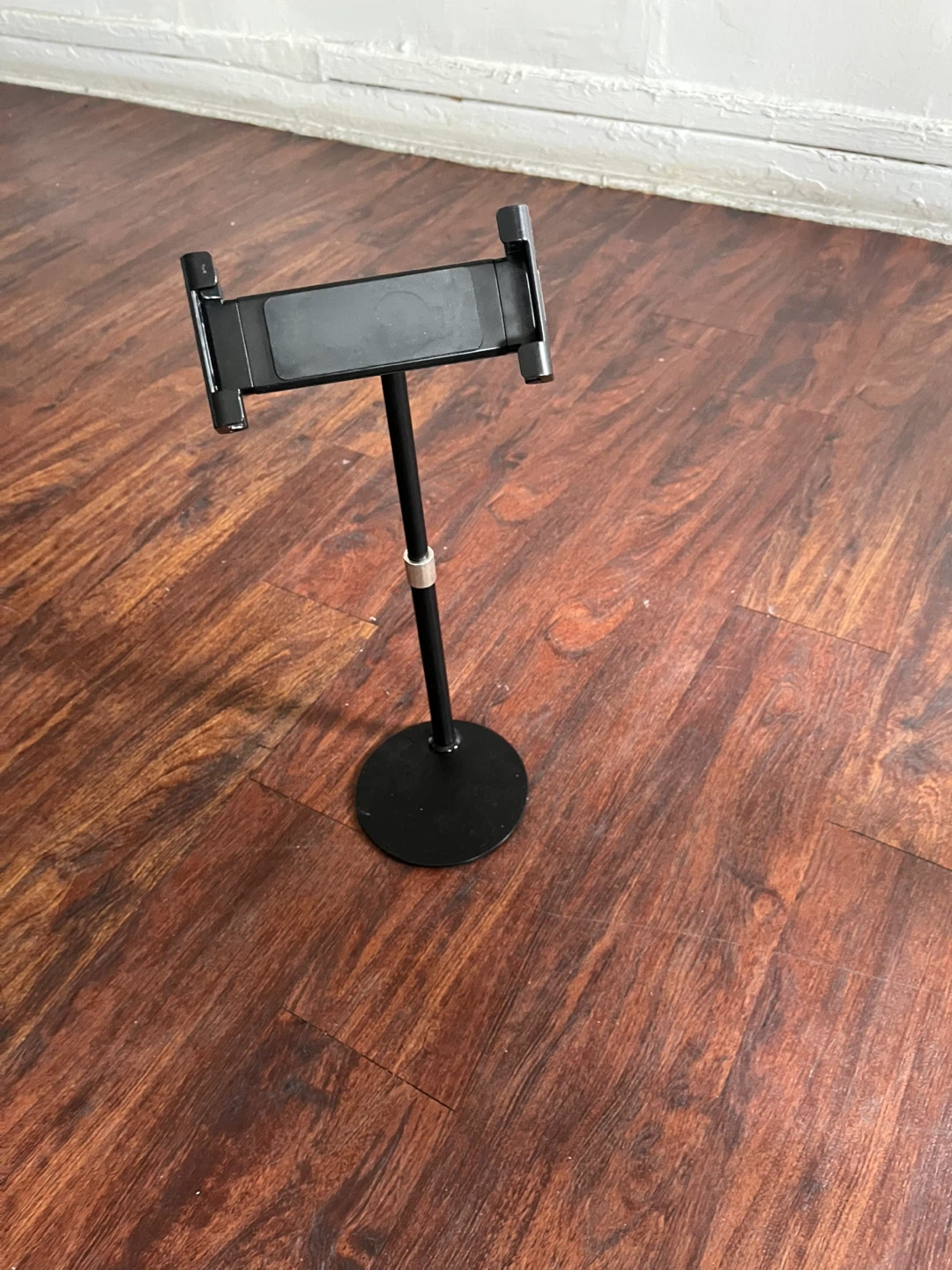 Black Metal Tablet Stand - photo 2