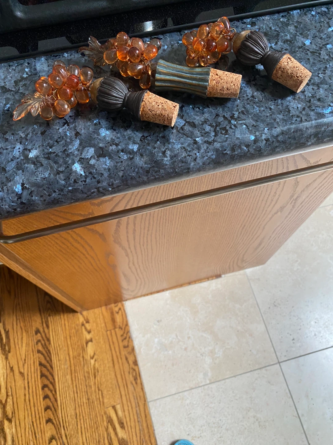 Decorative Grape Bottle Stoppers Set - photo 4