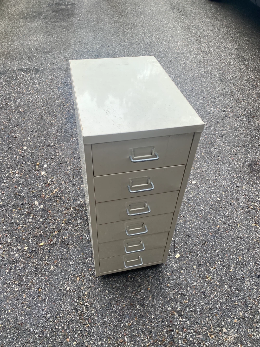 Filing Cabinet with 5 Drawers and tires