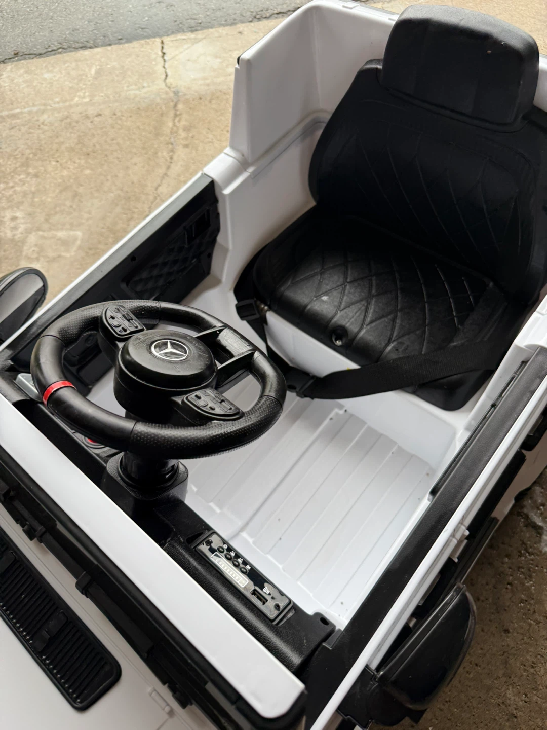 White Ride-On Mercedes G-Wagon AMG Toy Car - photo 3