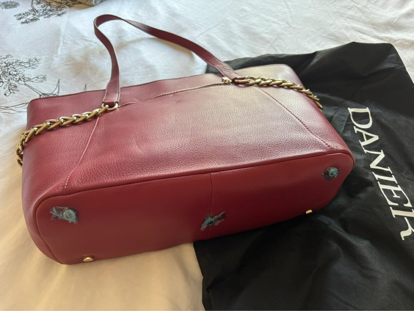 DANIER Red Leather Tote Bag with Gold Chain Detail - photo 3