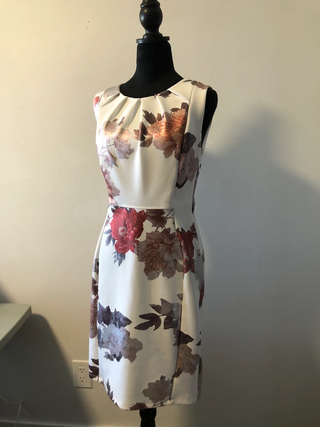 White Floral Sleeveless Sheath Dress