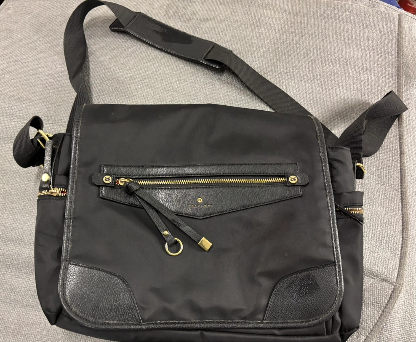 Travanti Black Messenger Bag