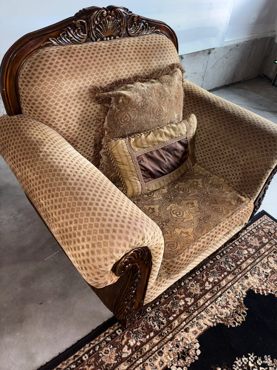 3 piece Vintage Sofa set and Area Rug with Traditional Design - photo 2