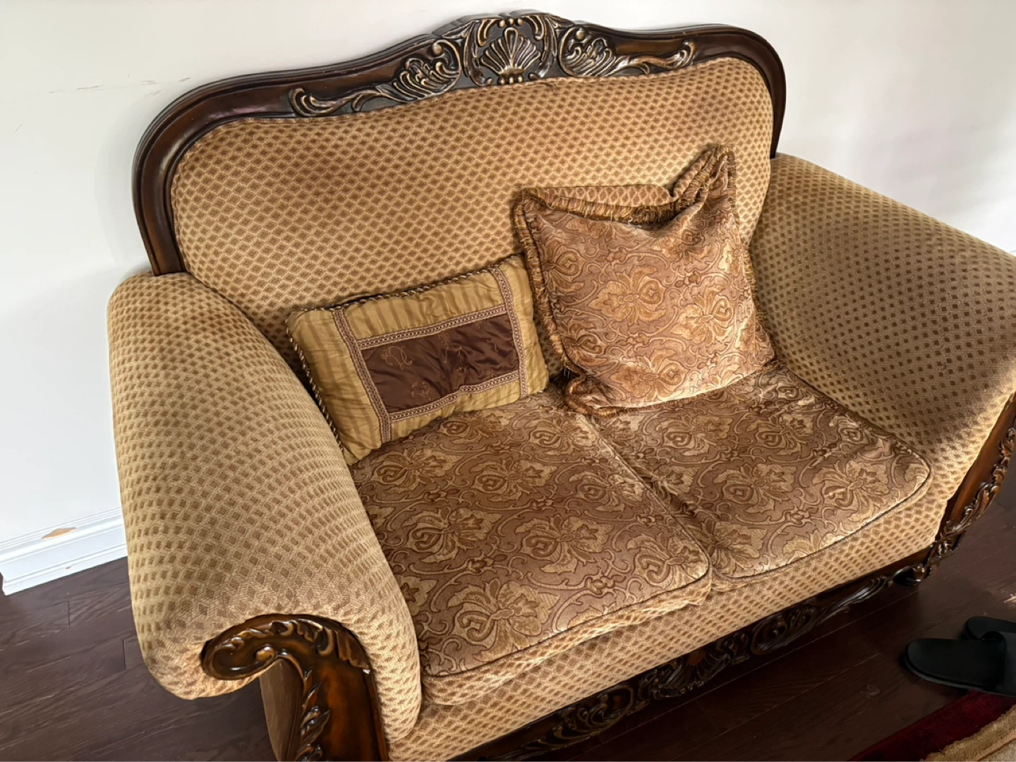 3 piece Vintage Sofa set and Area Rug with Traditional Design - photo 3