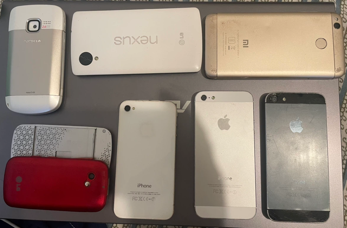 Vintage Phones & Smartphones Lot - photo 2