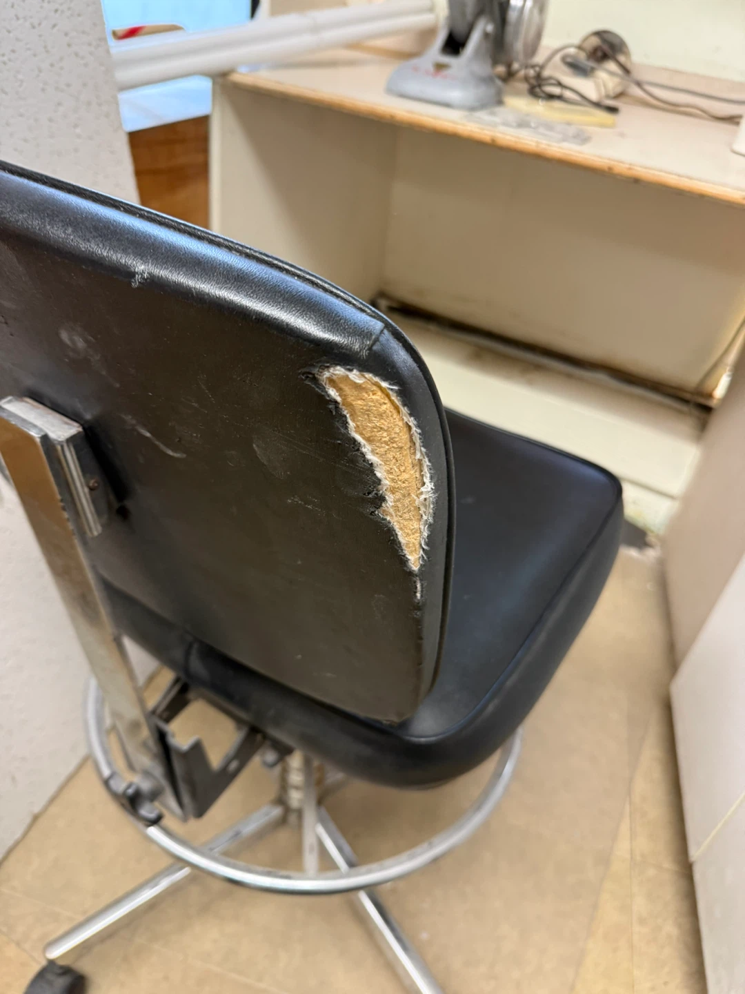 Black rolling desk chair - photo 4