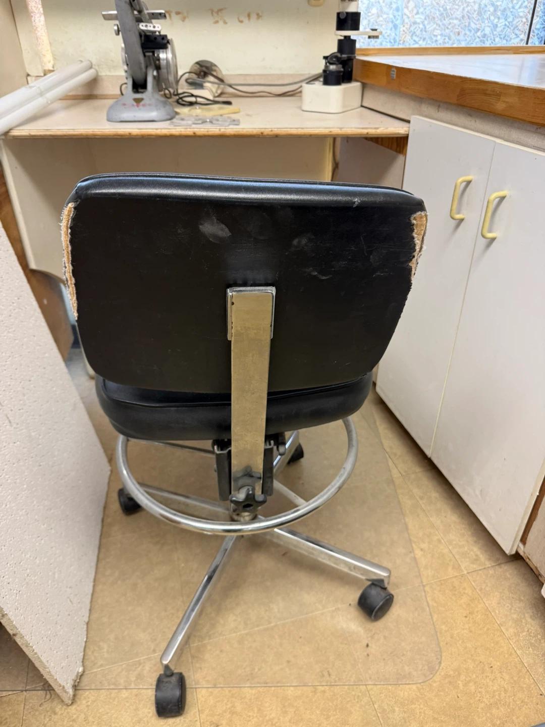 Black rolling desk chair - photo 2