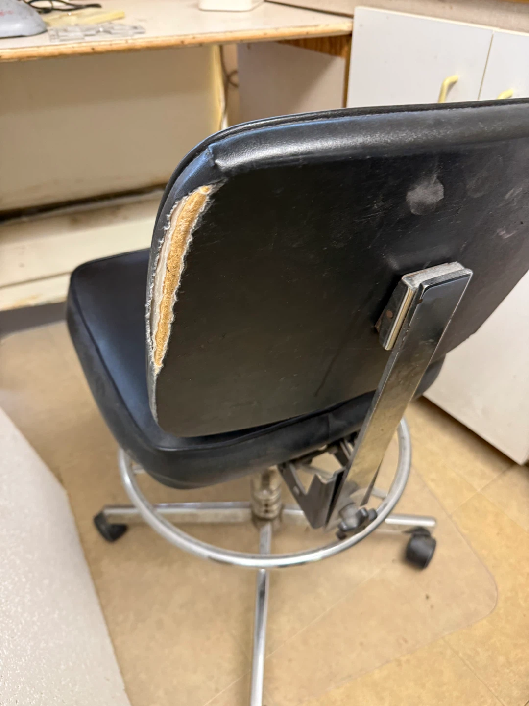 Black rolling desk chair - photo 3