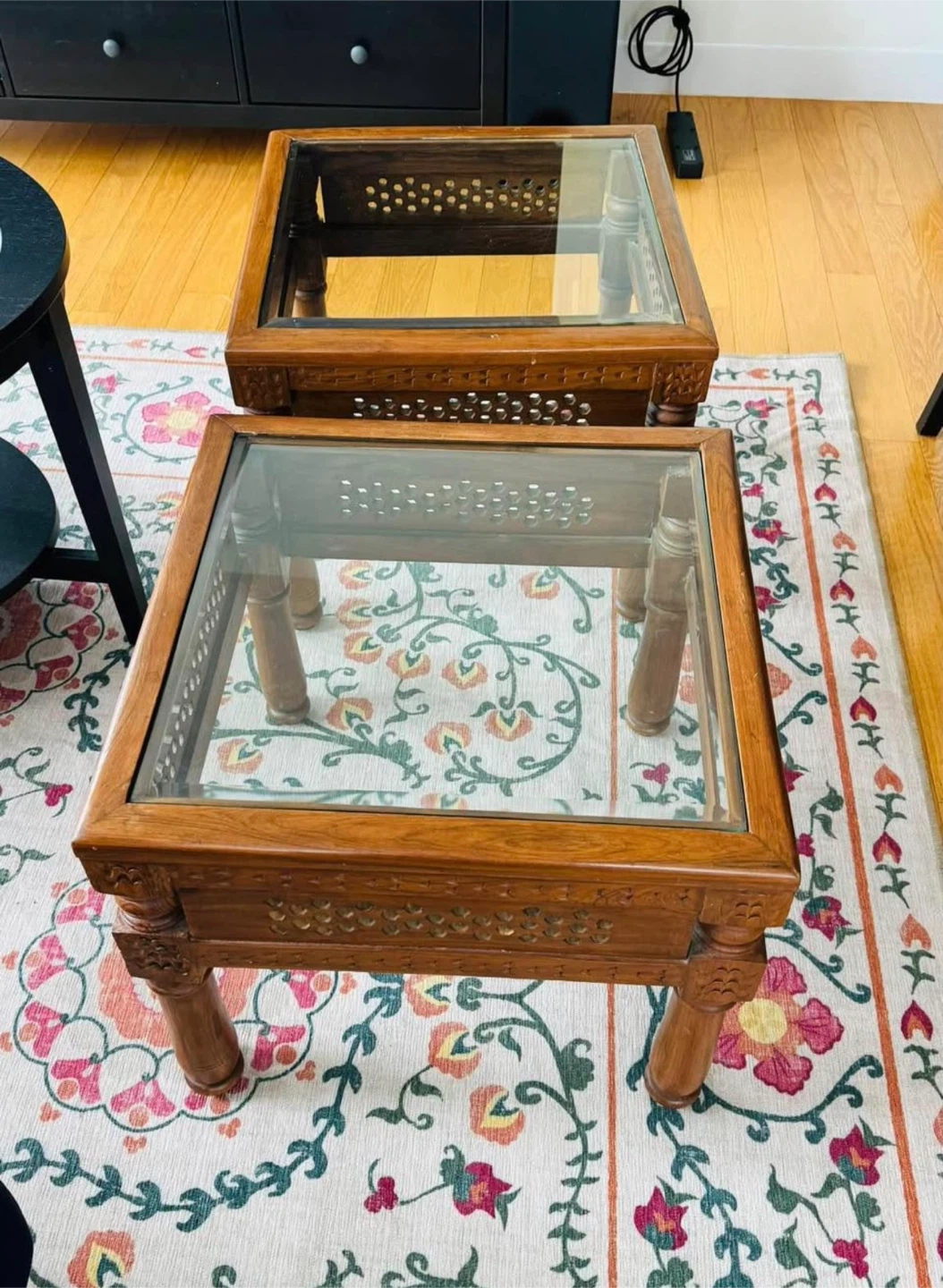 Set of 2 wooden end tables with glass tops